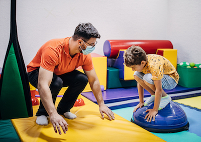 terapeuta y paciente infantil