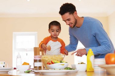 Padre e hijo haciendo comida juntos