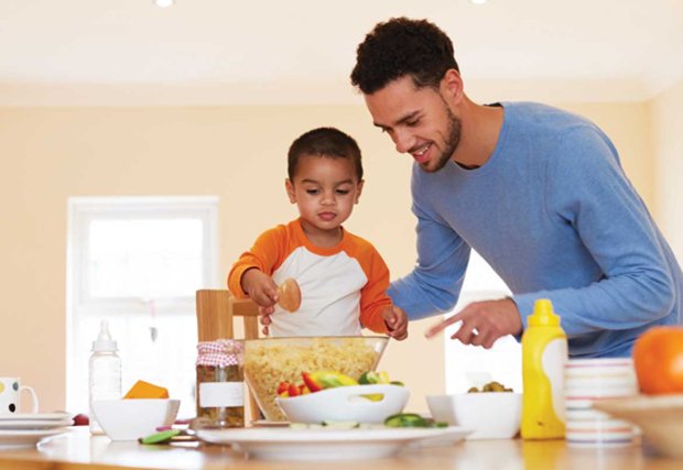 Padre e hijo haciendo comida juntos