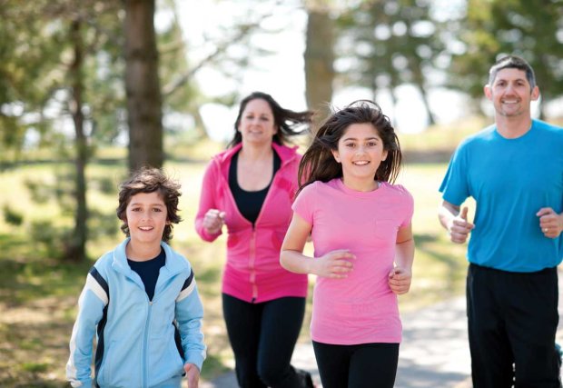 Familia corriendo afuera