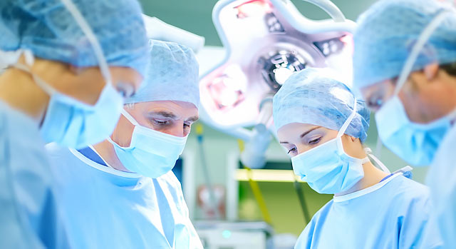cirujanos que realizan cirugías